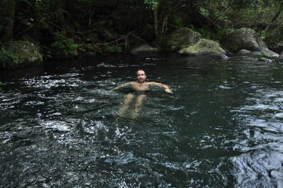 Delicioso mergulho em piscina natural próxima à Kalalau, na Na'Pali Coast, costa norte de Kauai, no Havaí
